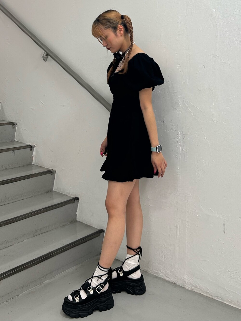 ブラック系のワンピース、ブラック系のサンダル、ブラック系のチョーカーを着用したレディースの夏コーディネートの2枚目の写真