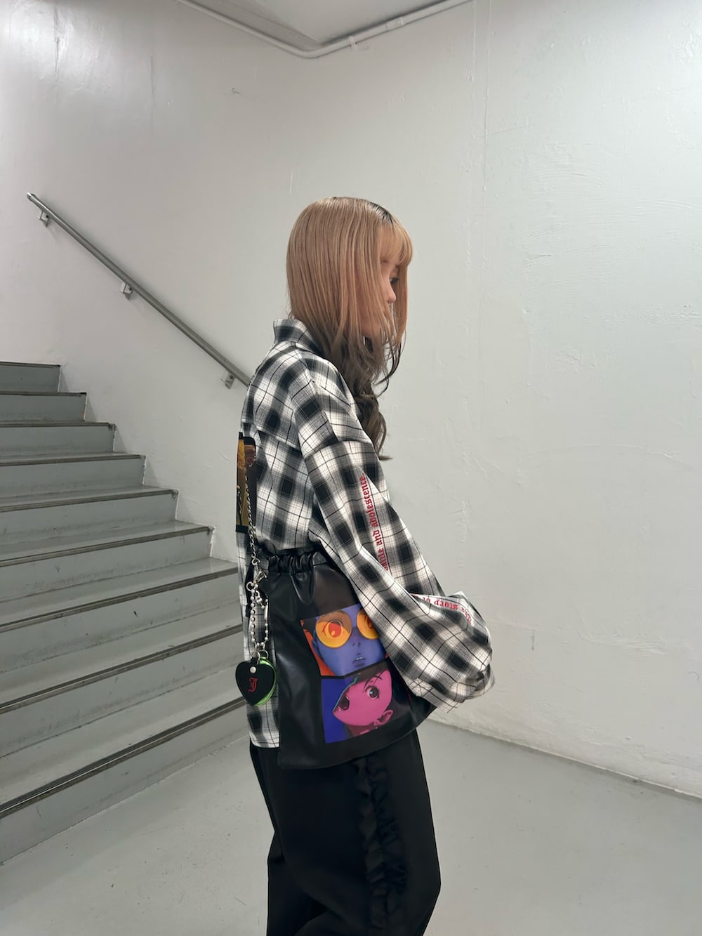 ブラック系のシャツ/ブラウス、ブラック系のトートバッグ、ブラック系のその他パンツを着用したレディースの秋コーディネートの6枚目の写真