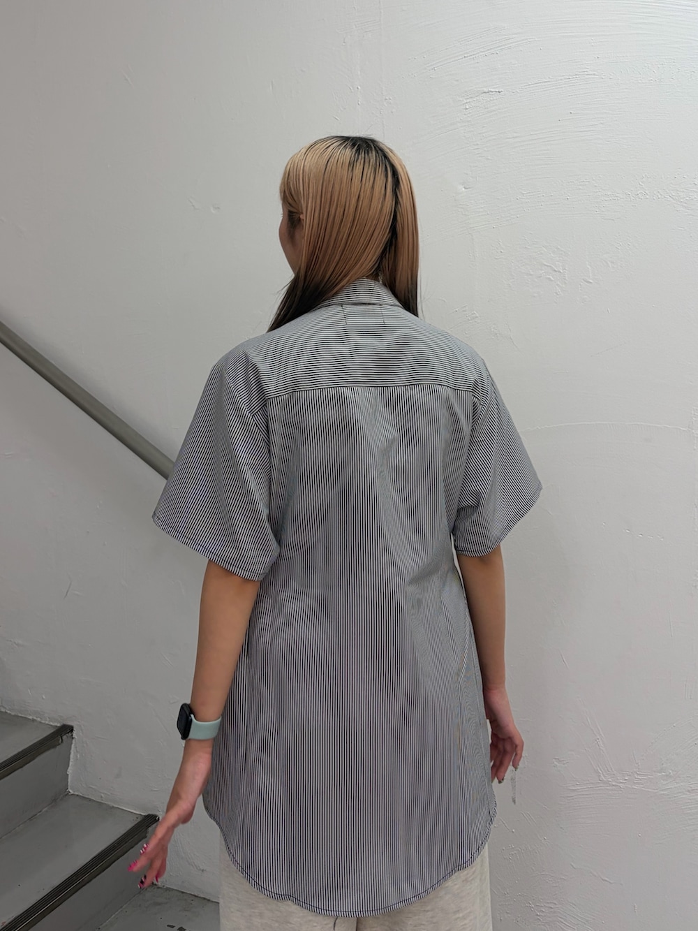 ブラック系のシャツ/ブラウス、ブラック系のネクタイ、グレー系のその他パンツを着用したレディースの春コーディネートの6枚目の写真