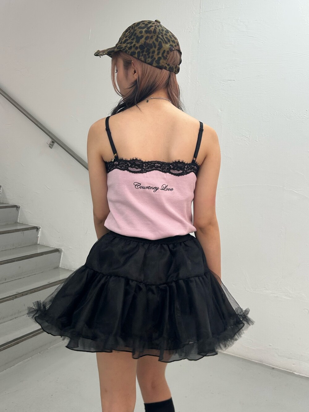 ピンク系のワンピース、ブラック系のスカート、シルバー系のネックレスを着用したレディースの夏コーディネートの7枚目の写真