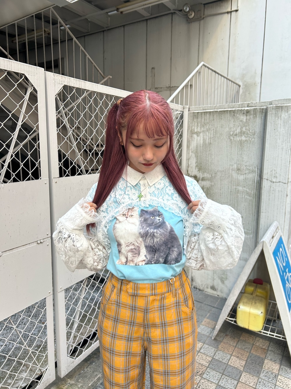 ブルー系のTシャツ/カットソー、イエロー系のその他パンツ、ホワイト系のシャツ/ブラウスを着用したレディースの夏コーディネートの4枚目の写真