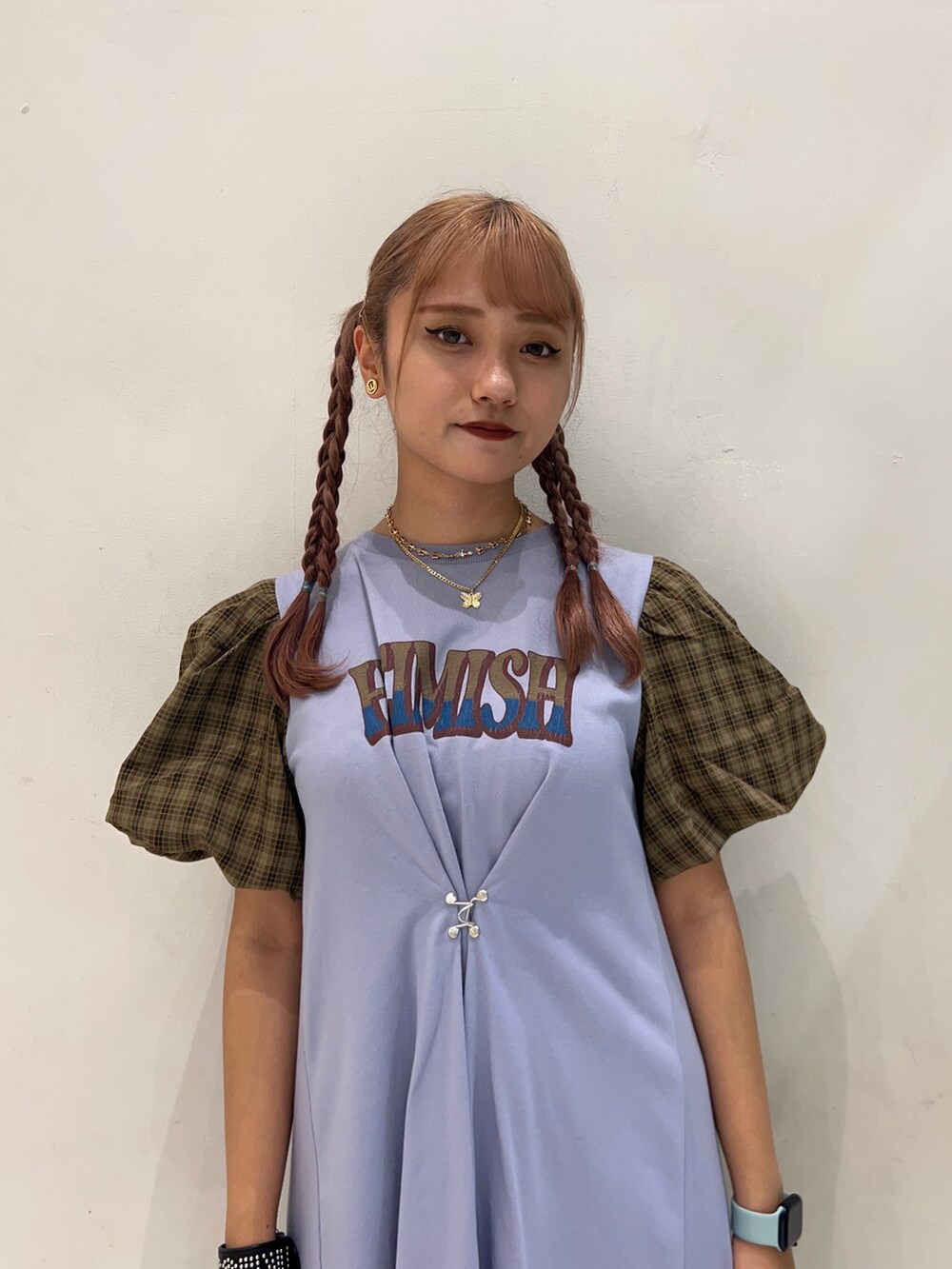 パープル系のワンピース、ホワイト系のブーツ、ゴールド系のネックレスを着用したレディースの夏コーディネートの4枚目の写真