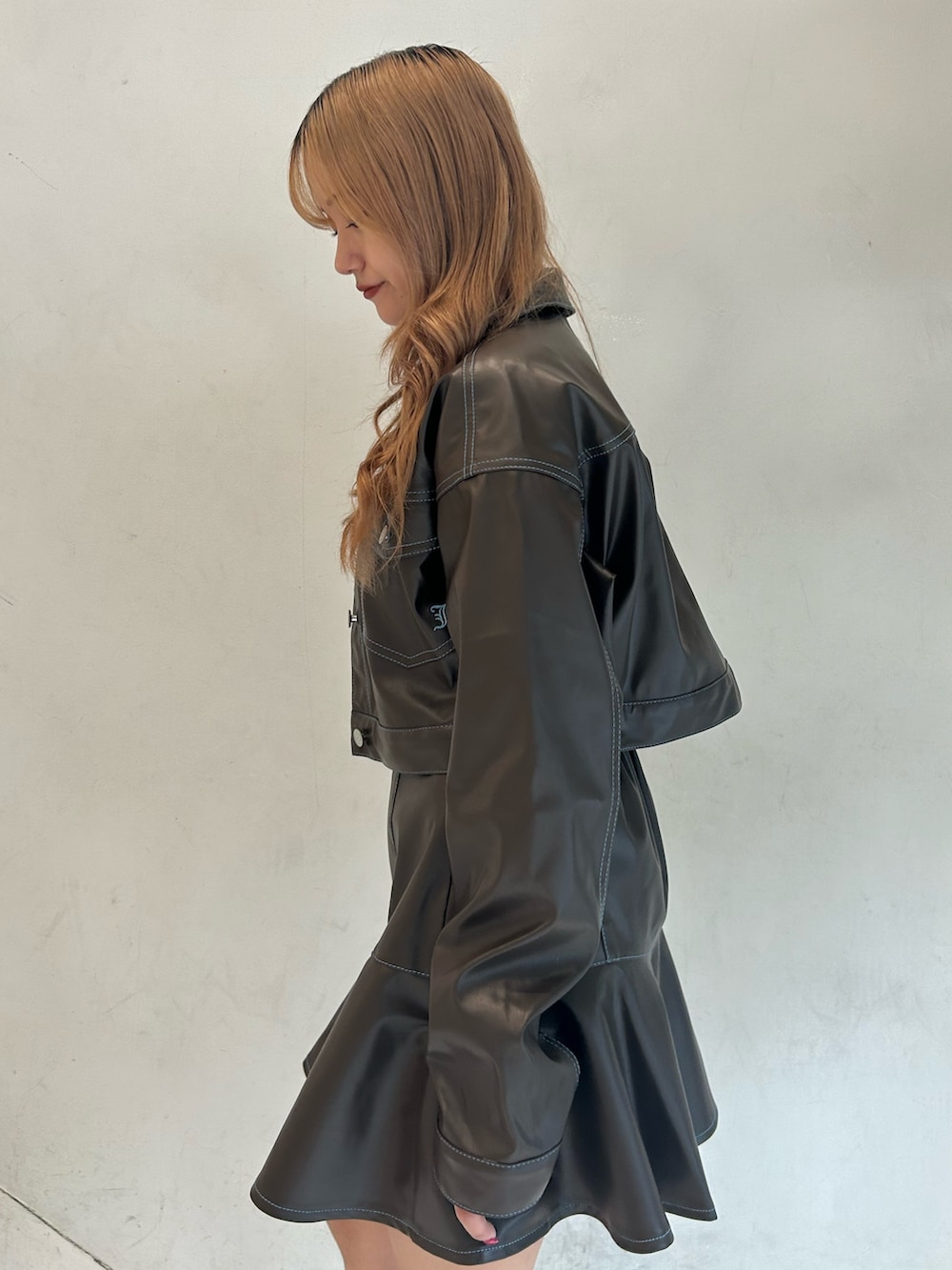 ブラウン系のセットアップ、その他のニット/セーター、ホワイト系のネックレスを着用したレディースの秋コーディネートの5枚目の写真