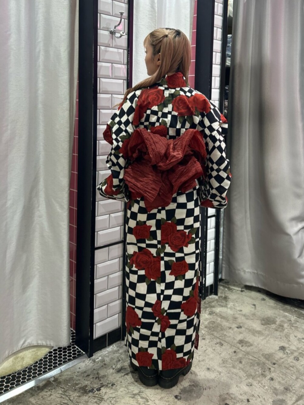 レッド系の浴衣を着用したレディースの夏コーディネートの3枚目の写真