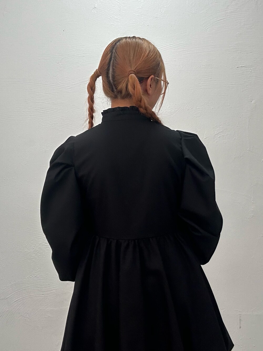 ブラック系のワンピース、ゴールド系のブレスレット、ゴールド系のサングラスを着用したレディースの夏コーディネートの6枚目の写真