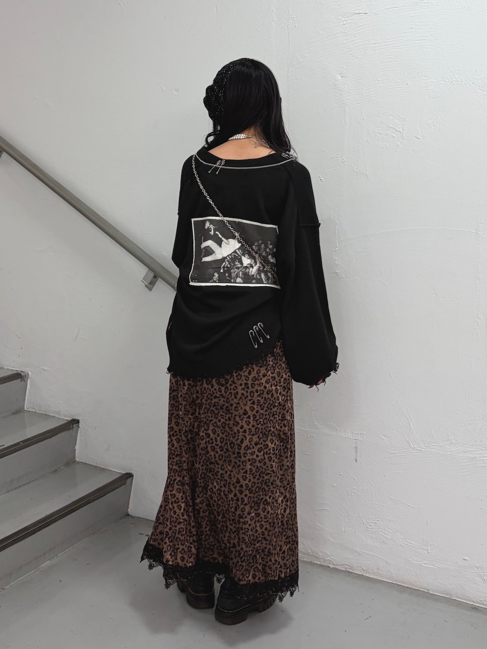 ブラウン系のワンピース、ホワイト系のTシャツ/カットソー、ブラック系のカーディガン/ボレロを着用したレディースの秋コーディネートの2枚目の写真
