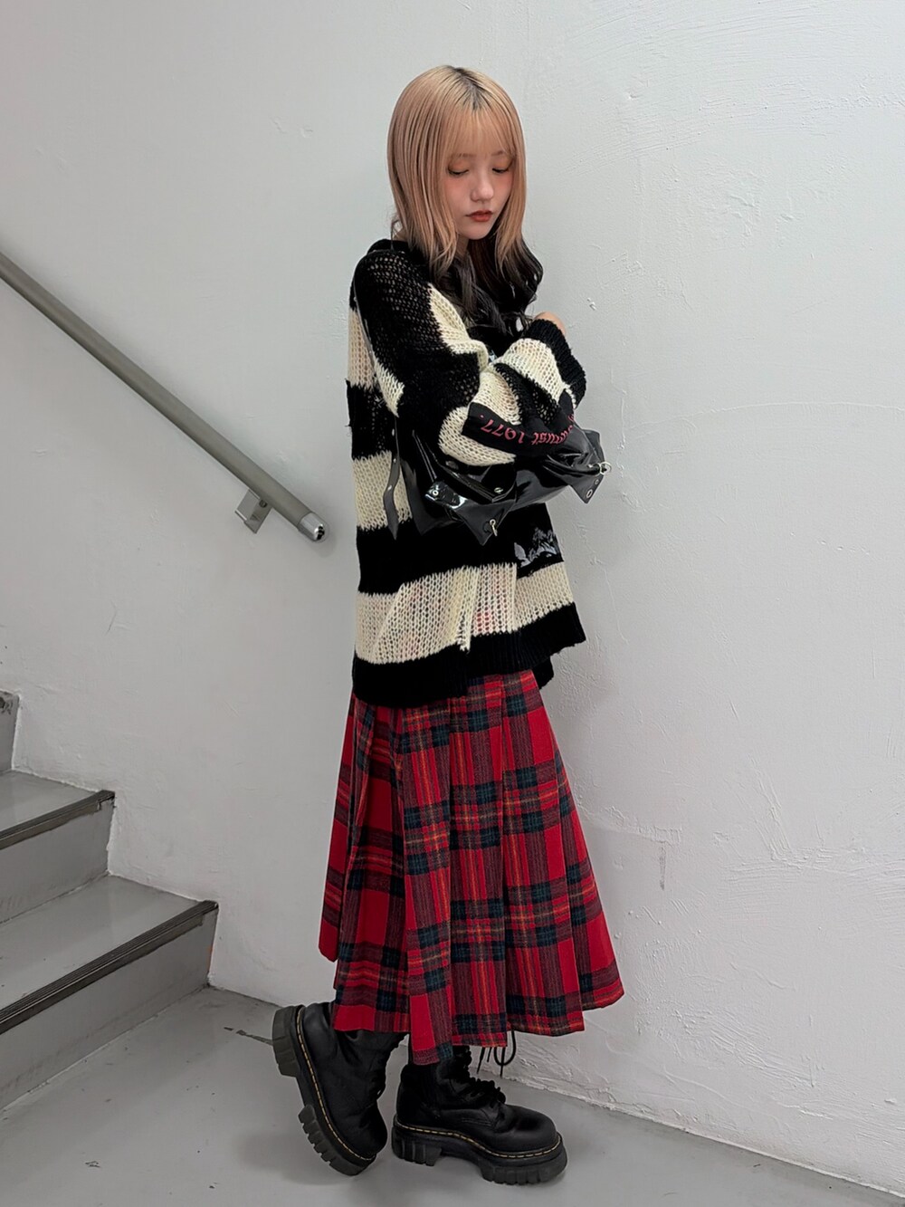 その他のニット/セーター、レッド系のスカート、ブラック系のショルダーバッグを着用したレディースの秋コーディネートの2枚目の写真