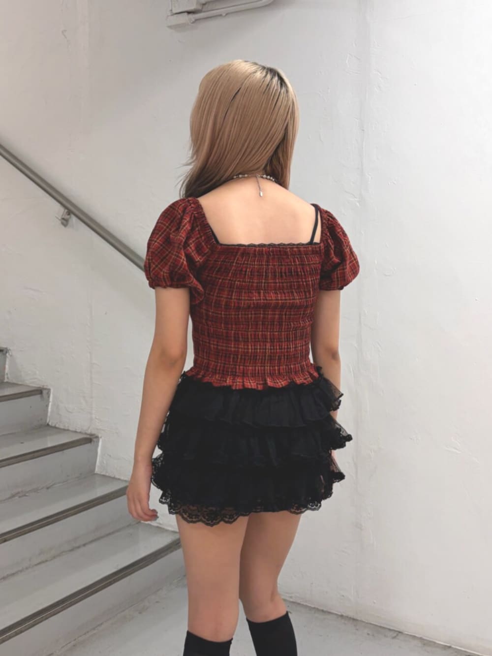 レッド系のシャツ/ブラウス、ブラック系のその他パンツ、ブラック系のネックレスを着用したレディースの夏コーディネートの6枚目の写真