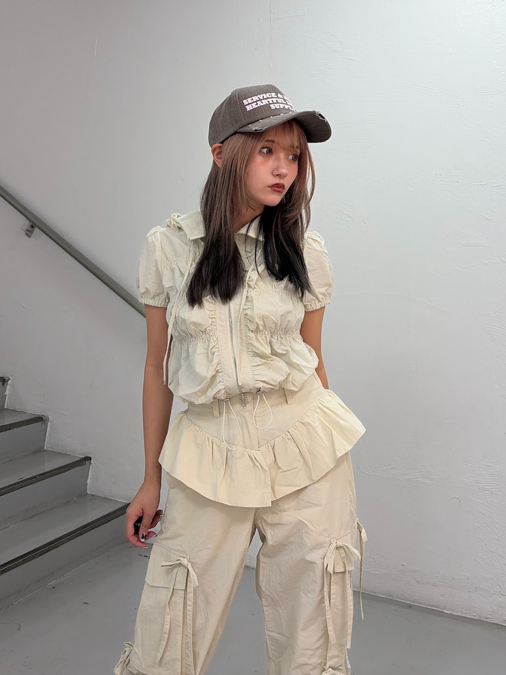 ホワイト系のその他トップス、ホワイト系のその他パンツ、ブラウン系のキャップを着用したレディースの春コーディネートの5枚目の写真