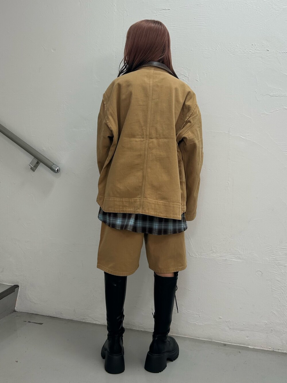 ベージュ系のデニムジャケット、ベージュ系のデニムパンツ、ブラウン系のシャツ/ブラウスを着用したレディースの夏コーディネートの3枚目の写真