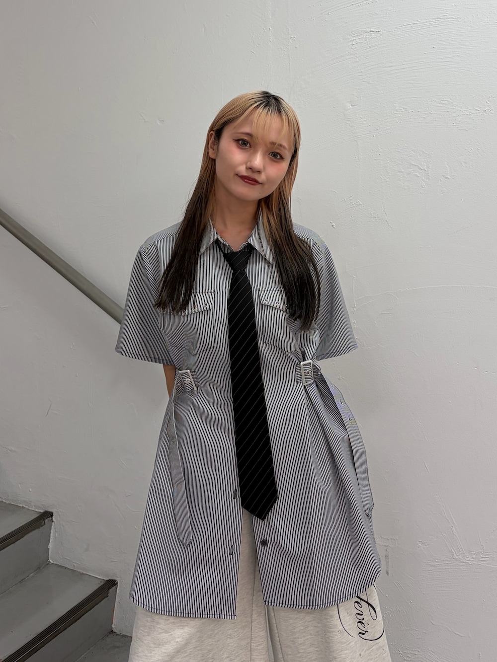 ブラック系のシャツ/ブラウス、ブラック系のネクタイ、グレー系のその他パンツを着用したレディースの春コーディネートの5枚目の写真
