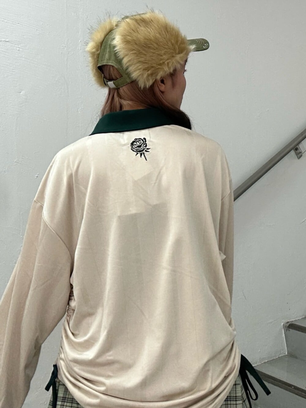 ホワイト系のTシャツ/カットソー、グリーン系のスカート、シルバー系のネックレスを着用したレディースの秋コーディネートの6枚目の写真