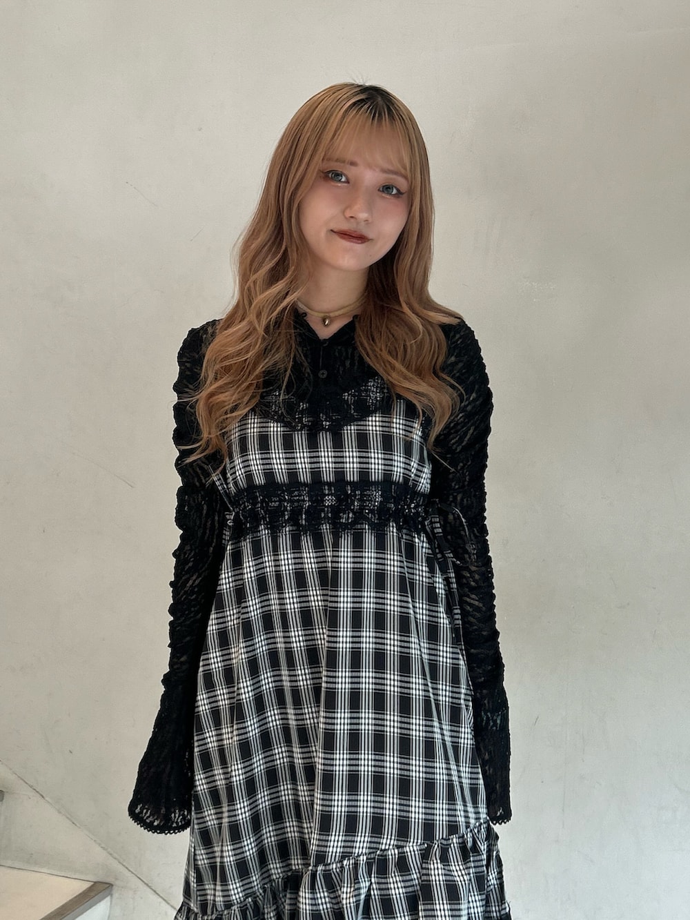 ブラック系のワンピース、ブラック系のTシャツ/カットソー、ブラック系のパンプスを着用したレディースの夏コーディネートの4枚目の写真