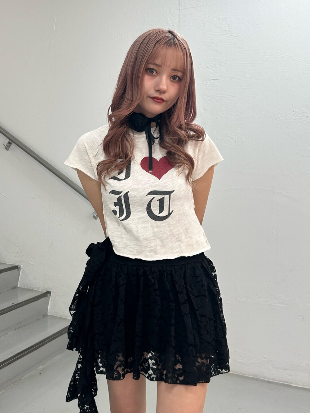 ホワイト系のTシャツ/カットソー、ブラック系のスカート、ブラック系のチョーカーを着用したレディースの春コーディネートの4枚目の写真