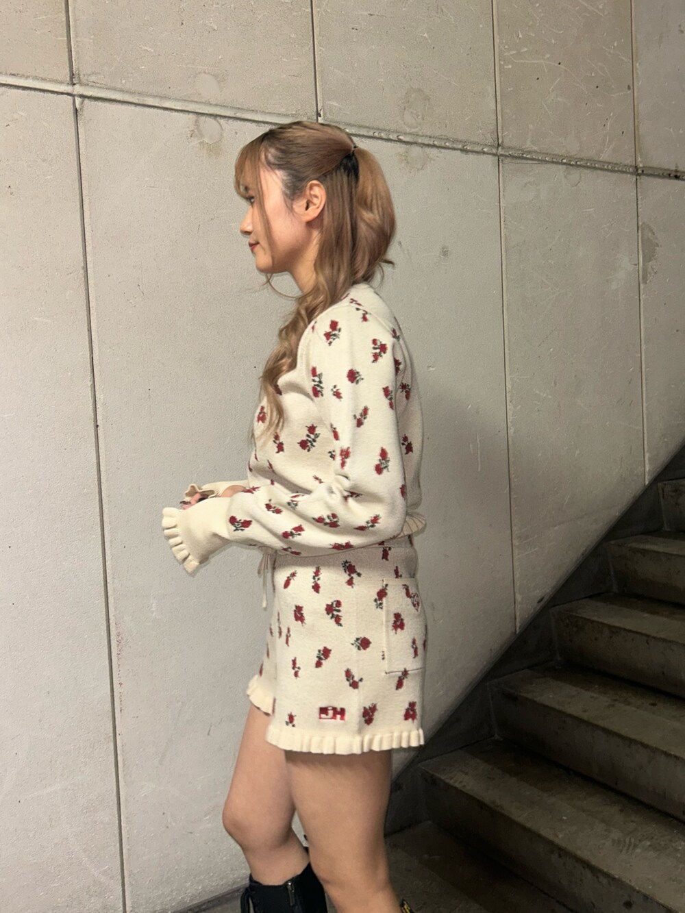 ホワイト系のニット/セーター、ホワイト系のその他パンツ、ゴールド系のネックレスを着用したレディースの冬コーディネートの5枚目の写真