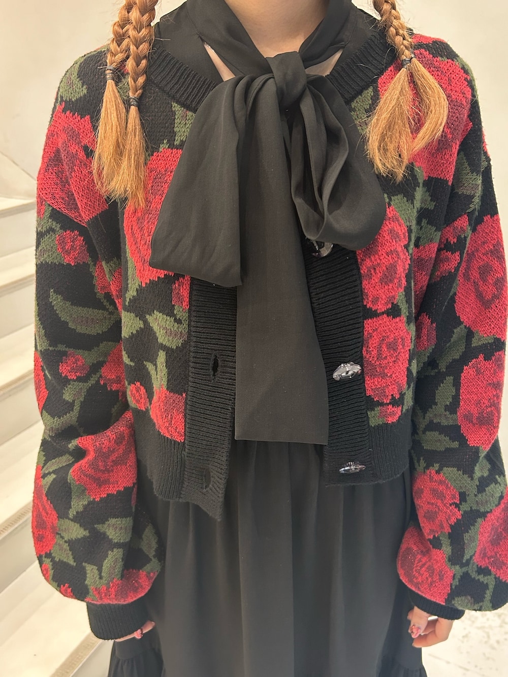 ブラック系のカーディガン/ボレロ、ブラック系のワンピースを着用したレディースの春コーディネートの7枚目の写真