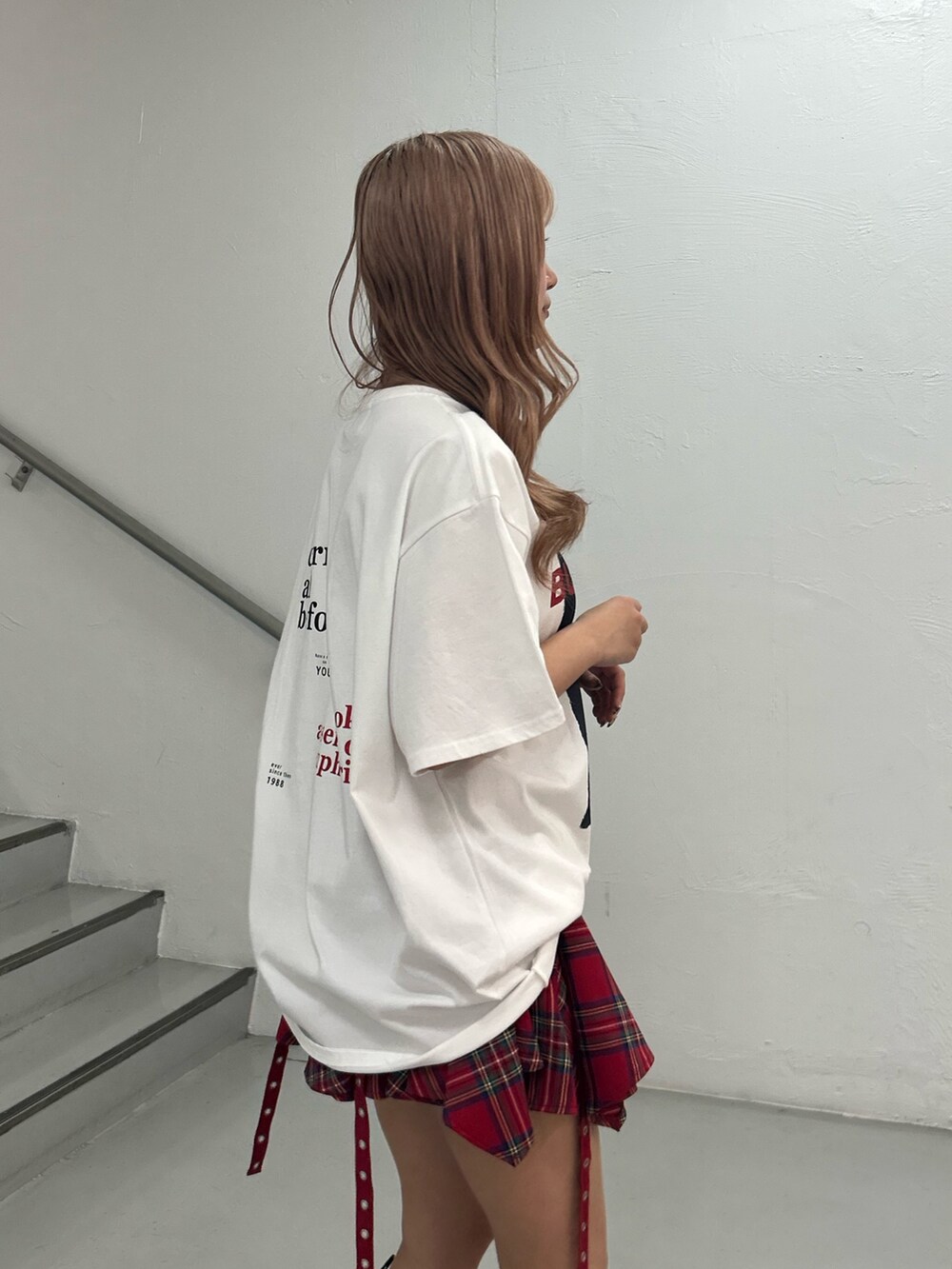 ホワイト系のTシャツ/カットソー、レッド系のスカート、シルバー系のチョーカーを着用したレディースの春コーディネートの5枚目の写真