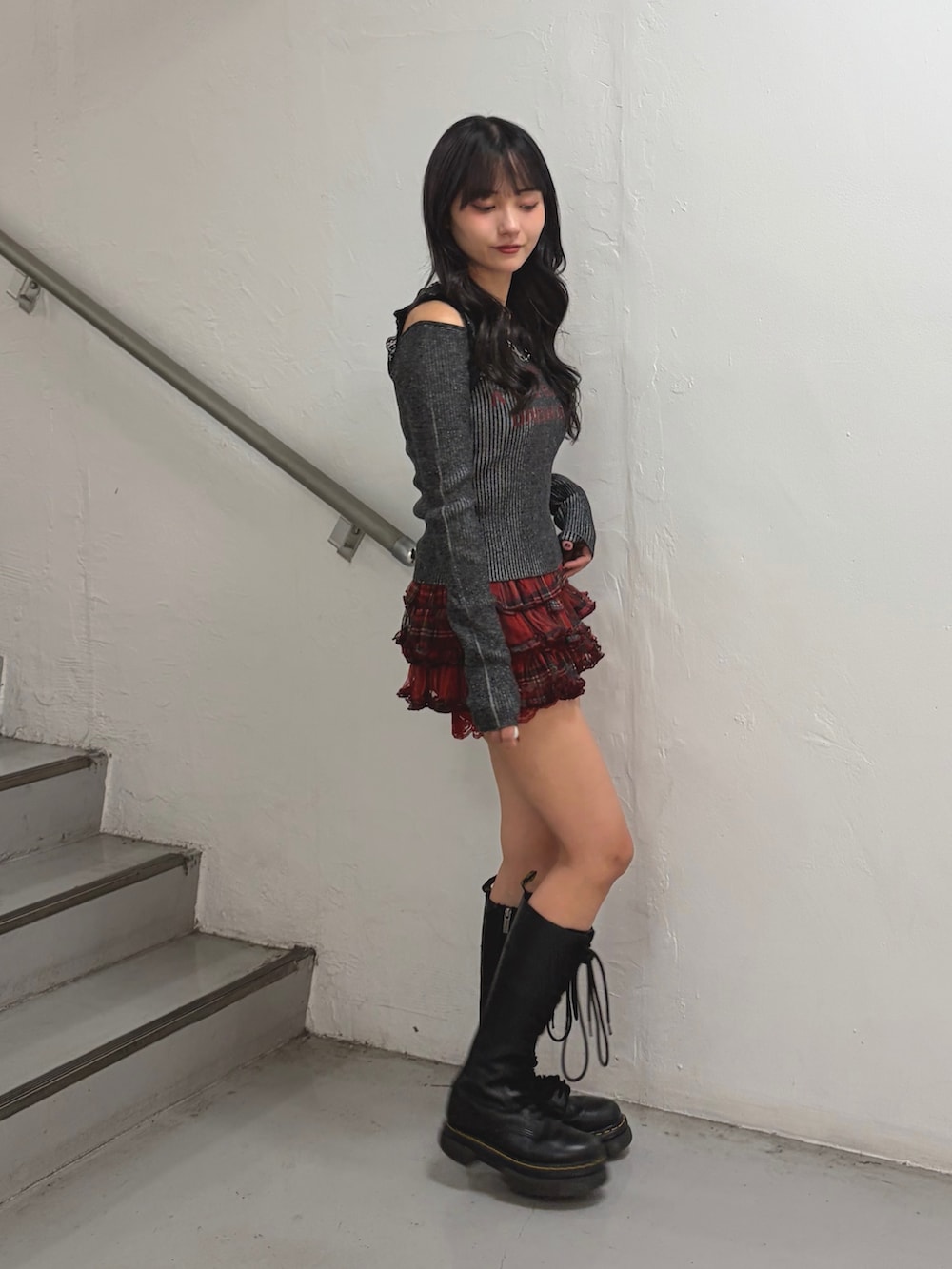 ブラック系のニット/セーター、レッド系のその他パンツ、シルバー系のネックレスを着用したレディースの秋コーディネートの3枚目の写真
