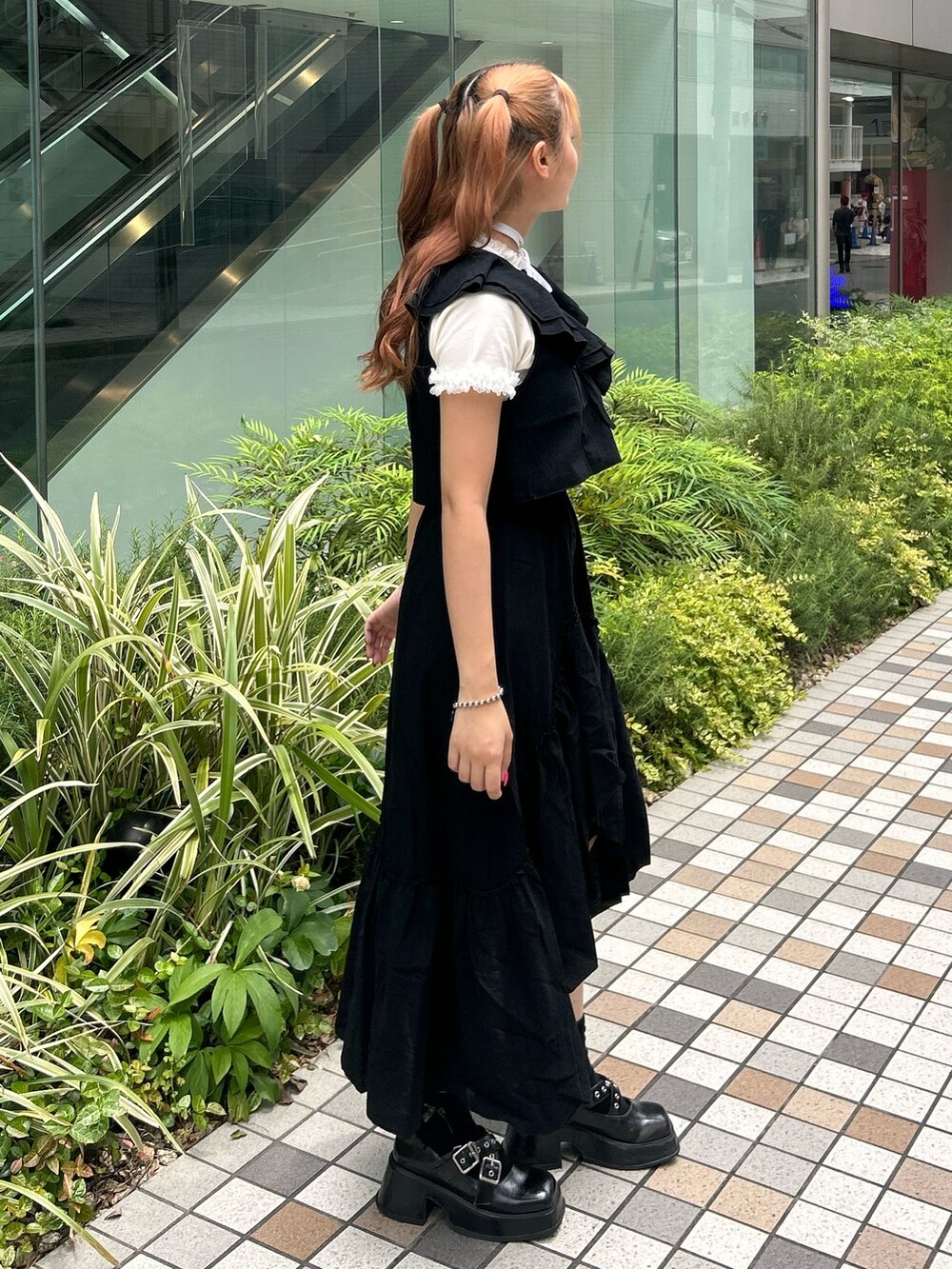 ブラック系のシャツ/ブラウス、ブラック系のスカート、ブラック系のバレエシューズを着用したレディースの春コーディネートの2枚目の写真