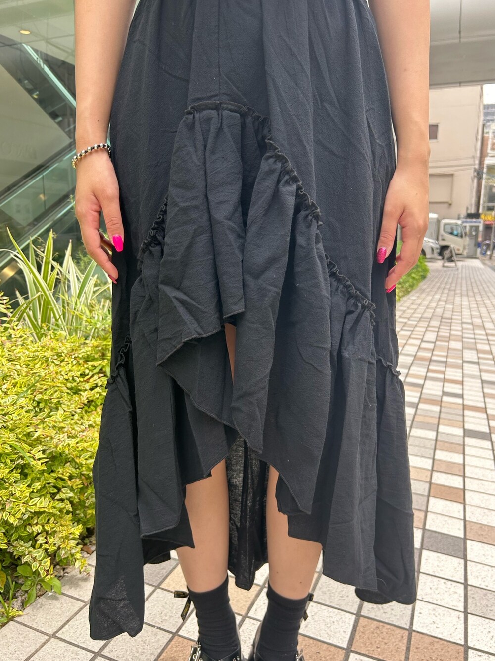 ブラック系のシャツ/ブラウス、ブラック系のスカート、ブラック系のバレエシューズを着用したレディースの春コーディネートの7枚目の写真