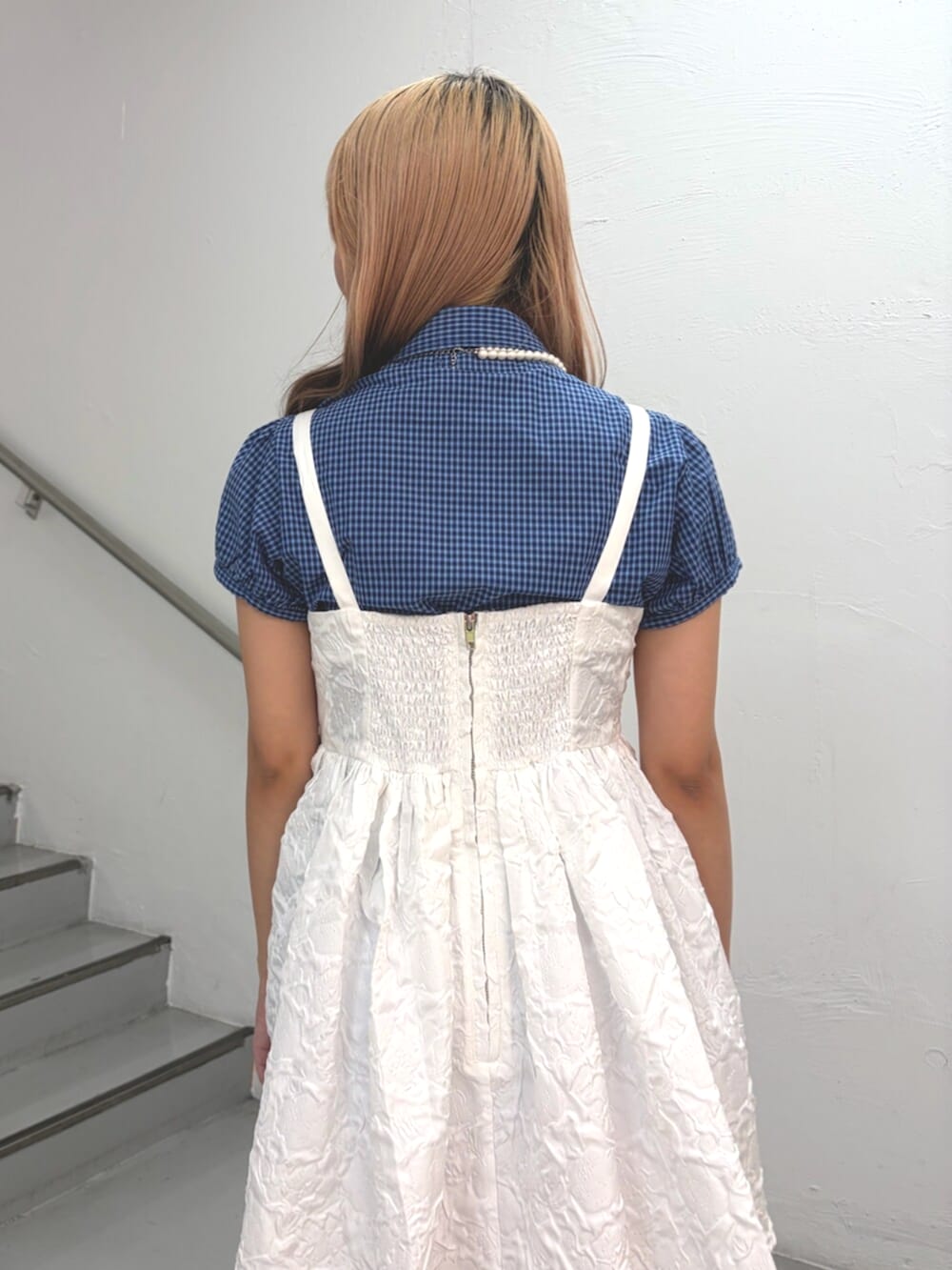 ブルー系のシャツ/ブラウス、ホワイト系のワンピースを着用したレディースの夏コーディネートの6枚目の写真