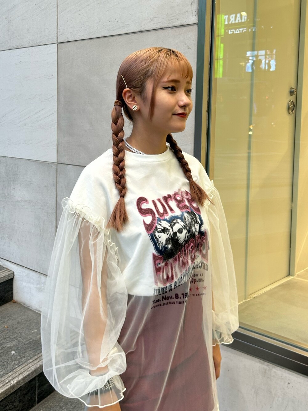 レッド系のスカート、ホワイト系のワンピースを着用したレディースの夏コーディネートの5枚目の写真