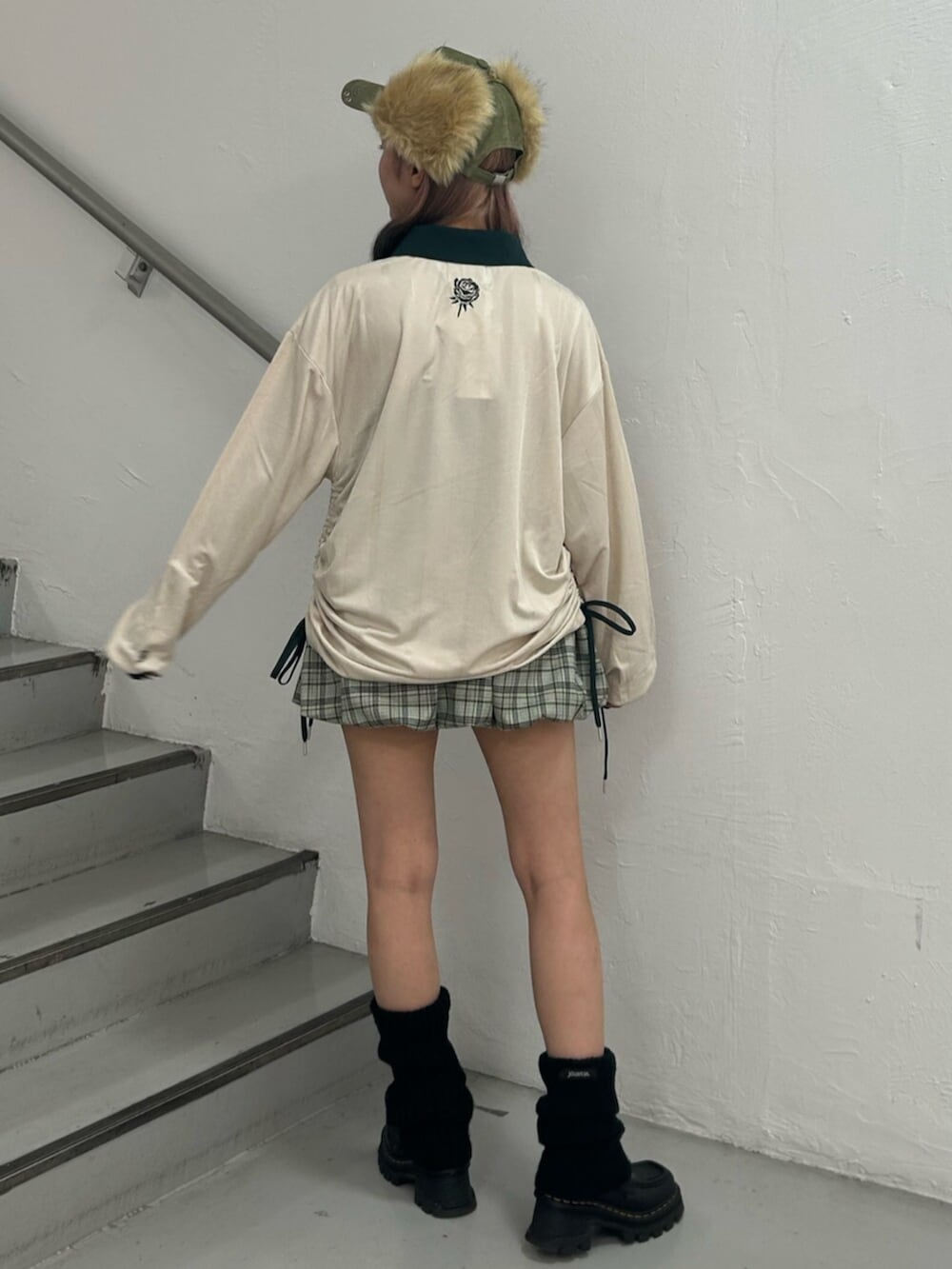 ホワイト系のTシャツ/カットソー、グリーン系のスカート、シルバー系のネックレスを着用したレディースの秋コーディネートの3枚目の写真