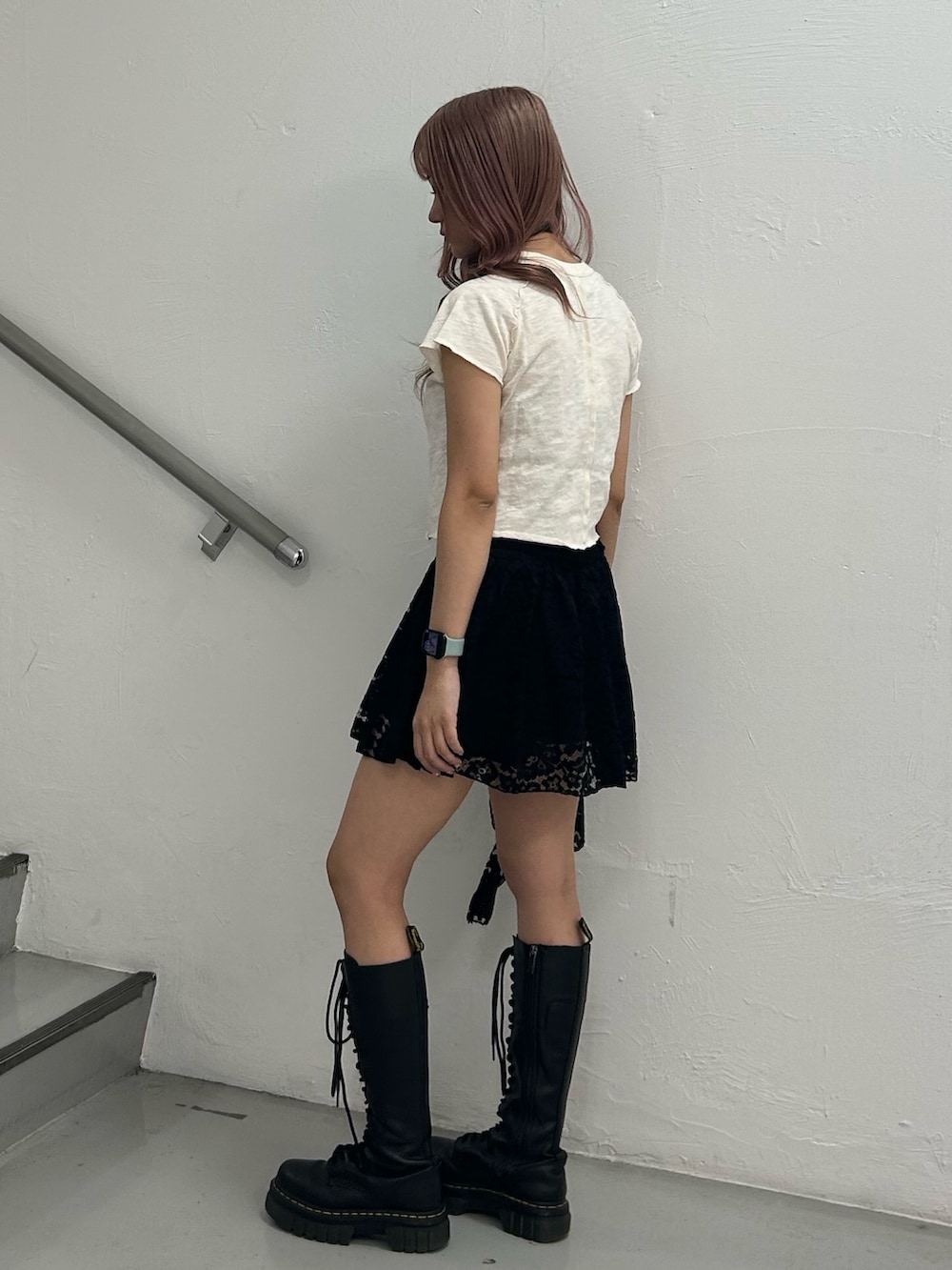 ホワイト系のTシャツ/カットソー、ブラック系のスカート、ブラック系のチョーカーを着用したレディースの春コーディネートの3枚目の写真