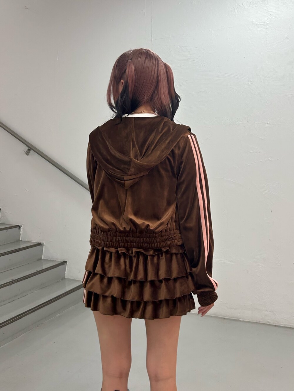 ブラウン系のパーカー、ブラウン系のスカート、ホワイト系のTシャツ/カットソーを着用したレディースの夏コーディネートの6枚目の写真