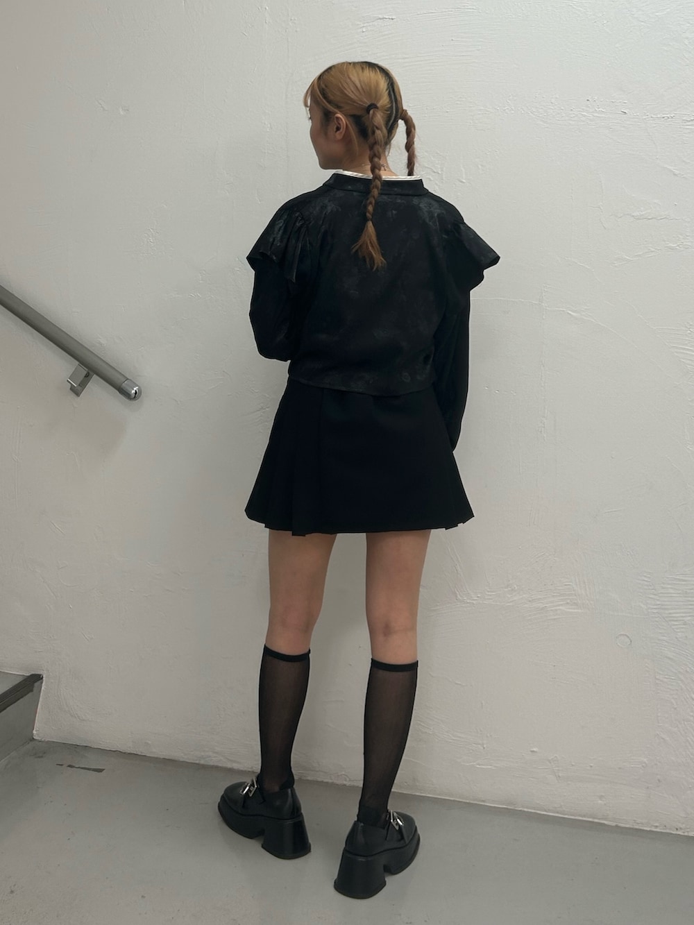 ブラック系のスカート、ブラック系のシャツ/ブラウス、ホワイト系のTシャツ/カットソーを着用したレディースの春コーディネートの3枚目の写真