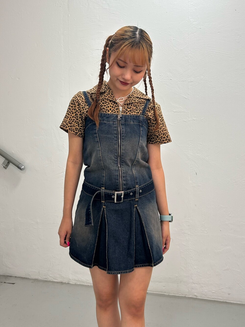 ブルー系のワンピース、ブラウン系のシャツ/ブラウス、ゴールド系のネックレスを着用したレディースの夏コーディネートの4枚目の写真