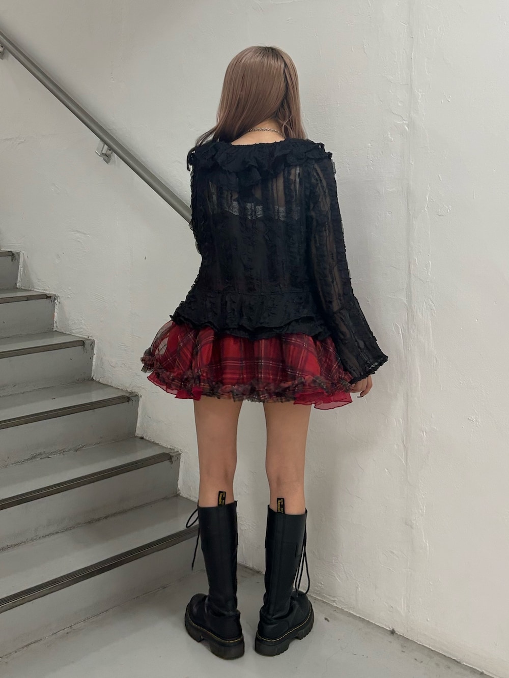 レッド系のスカート、ブラック系のシャツ/ブラウス、ブラック系のワンピースを着用したレディースの秋コーディネートの3枚目の写真