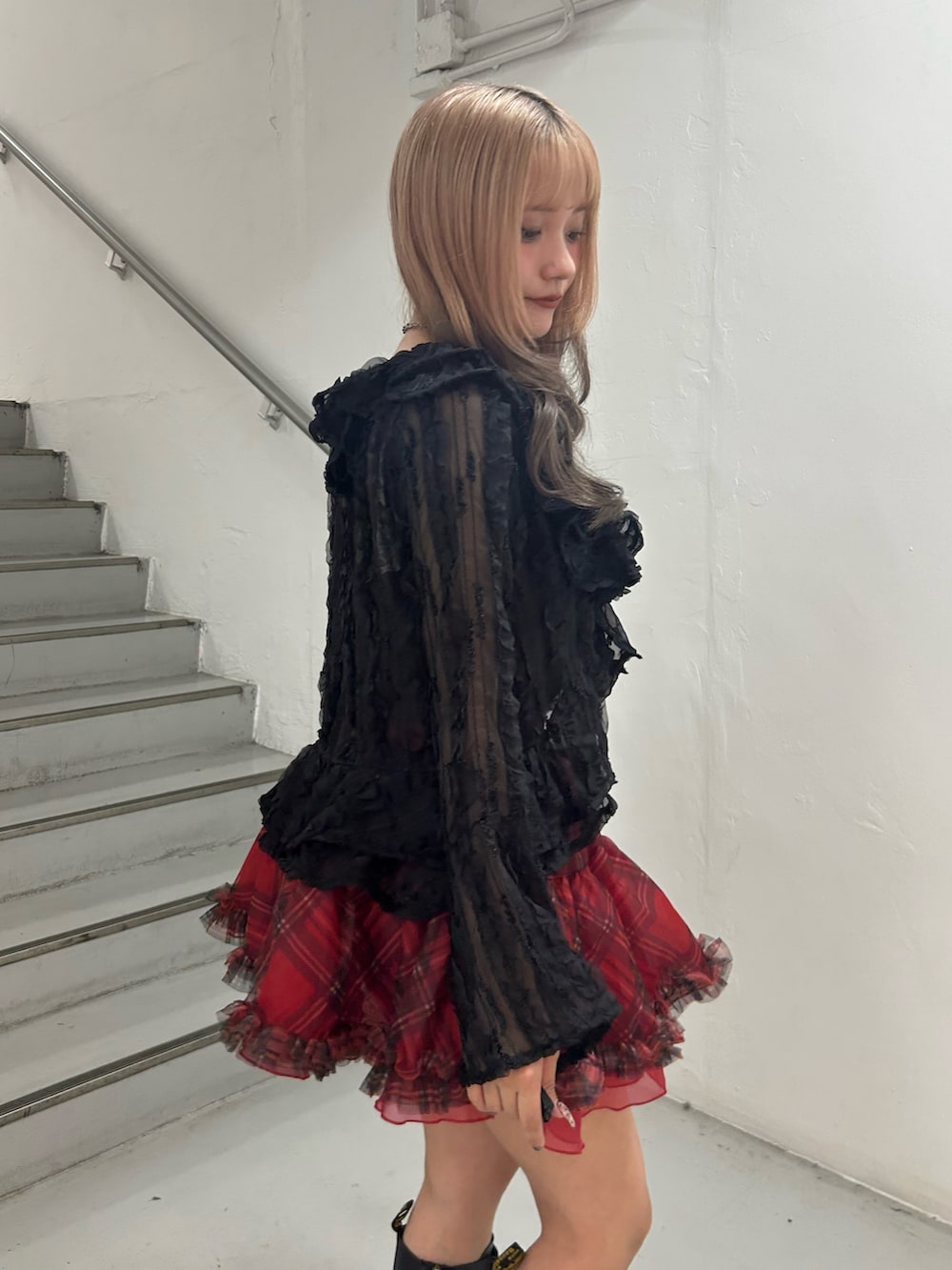 レッド系のスカート、ブラック系のシャツ/ブラウス、ブラック系のワンピースを着用したレディースの秋コーディネートの6枚目の写真