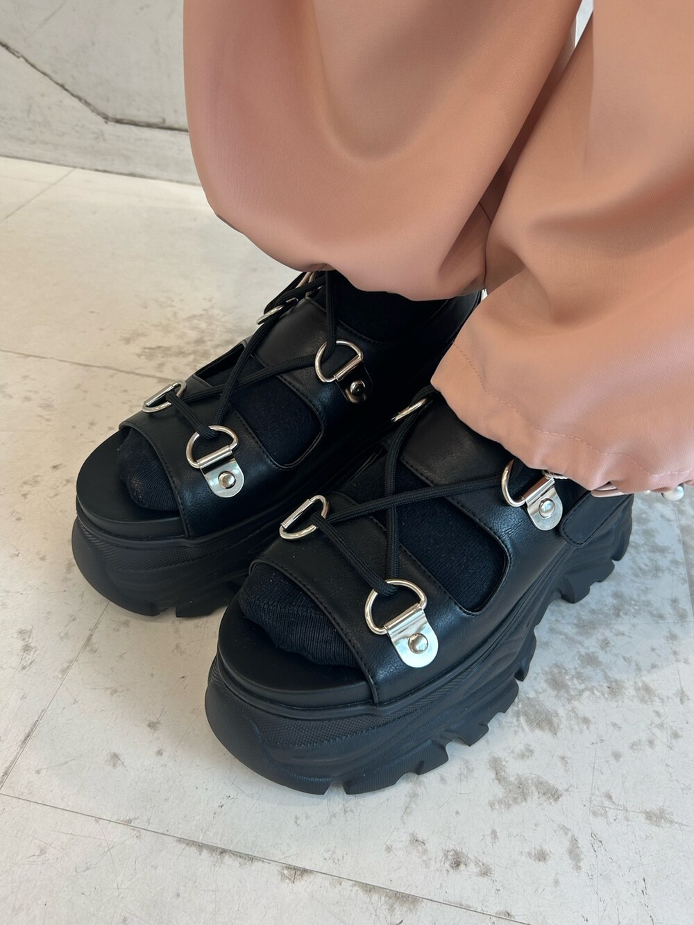 ブラック系のTシャツ/カットソー、ピンク系のその他パンツ、ブラック系のサンダルを着用したレディースの春コーディネートの9枚目の写真