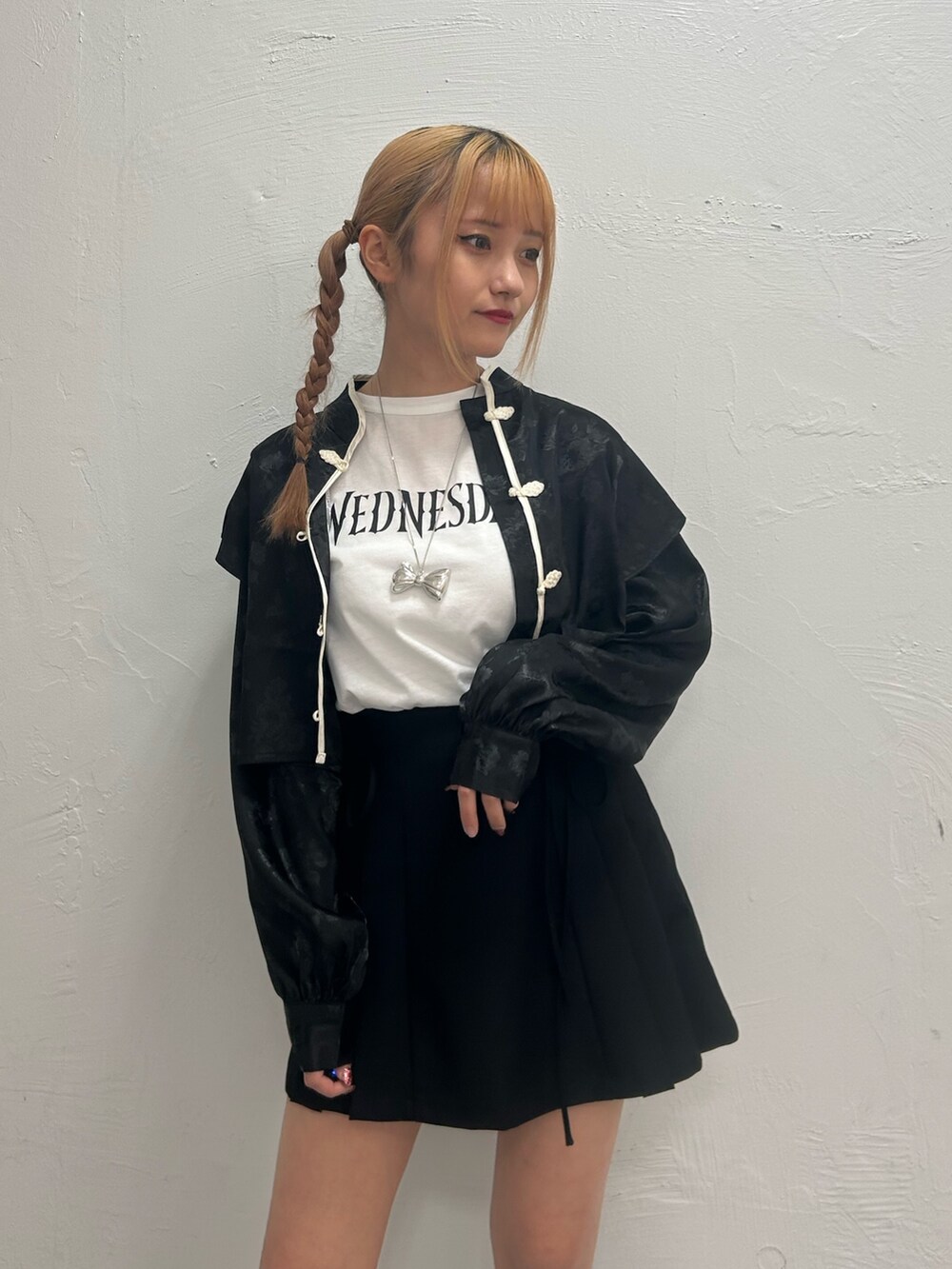 ブラック系のスカート、ブラック系のシャツ/ブラウス、ホワイト系のTシャツ/カットソーを着用したレディースの春コーディネートの4枚目の写真