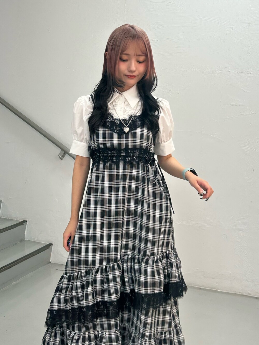 ホワイト系のシャツ/ブラウス、ブラック系のワンピース、シルバー系のネックレスを着用したレディースの夏コーディネートの4枚目の写真