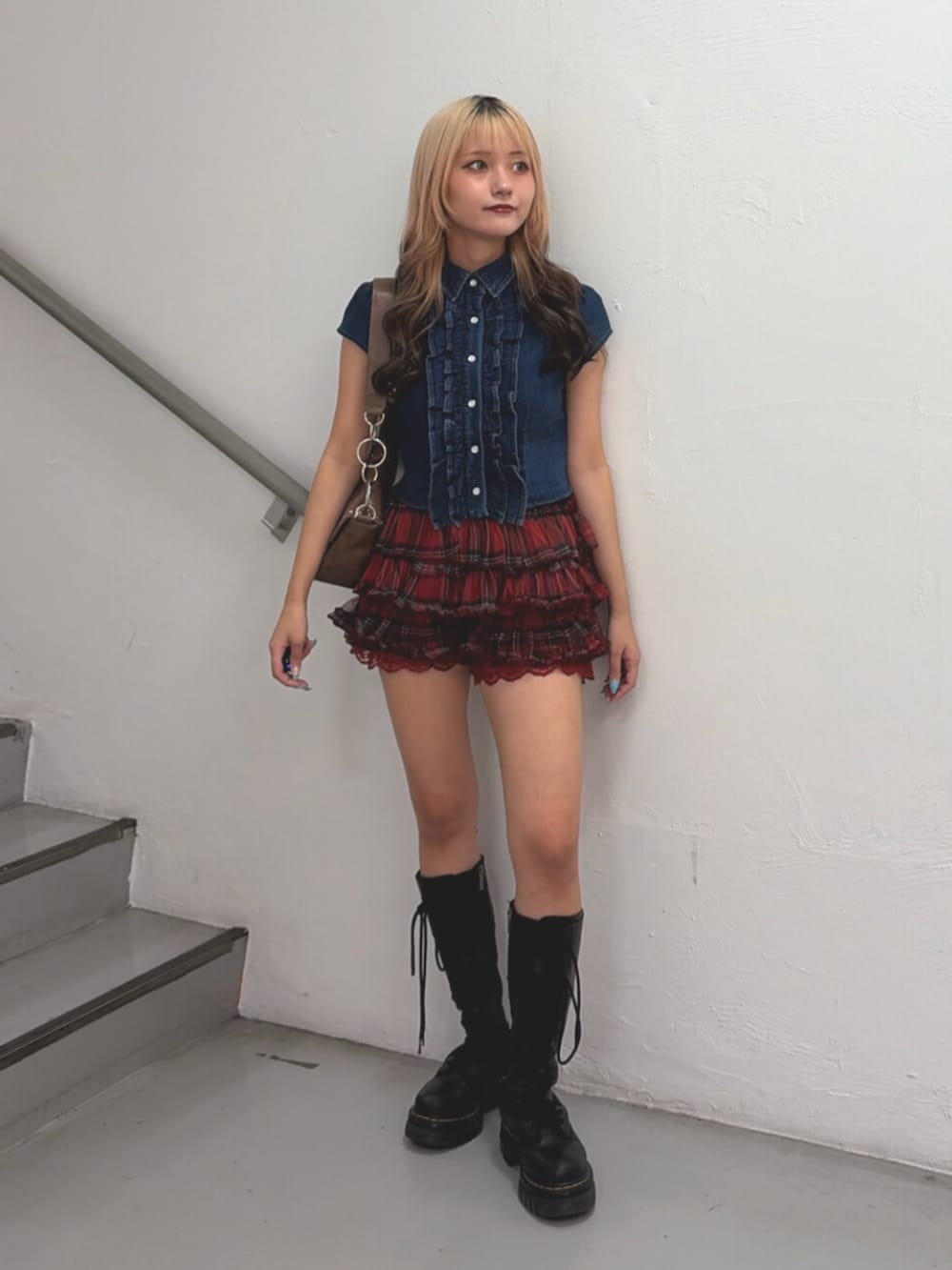 ブルー系のシャツ/ブラウス、レッド系のその他パンツ、ブラウン系のハンドバッグを着用したレディースの夏コーディネートの4枚目の写真