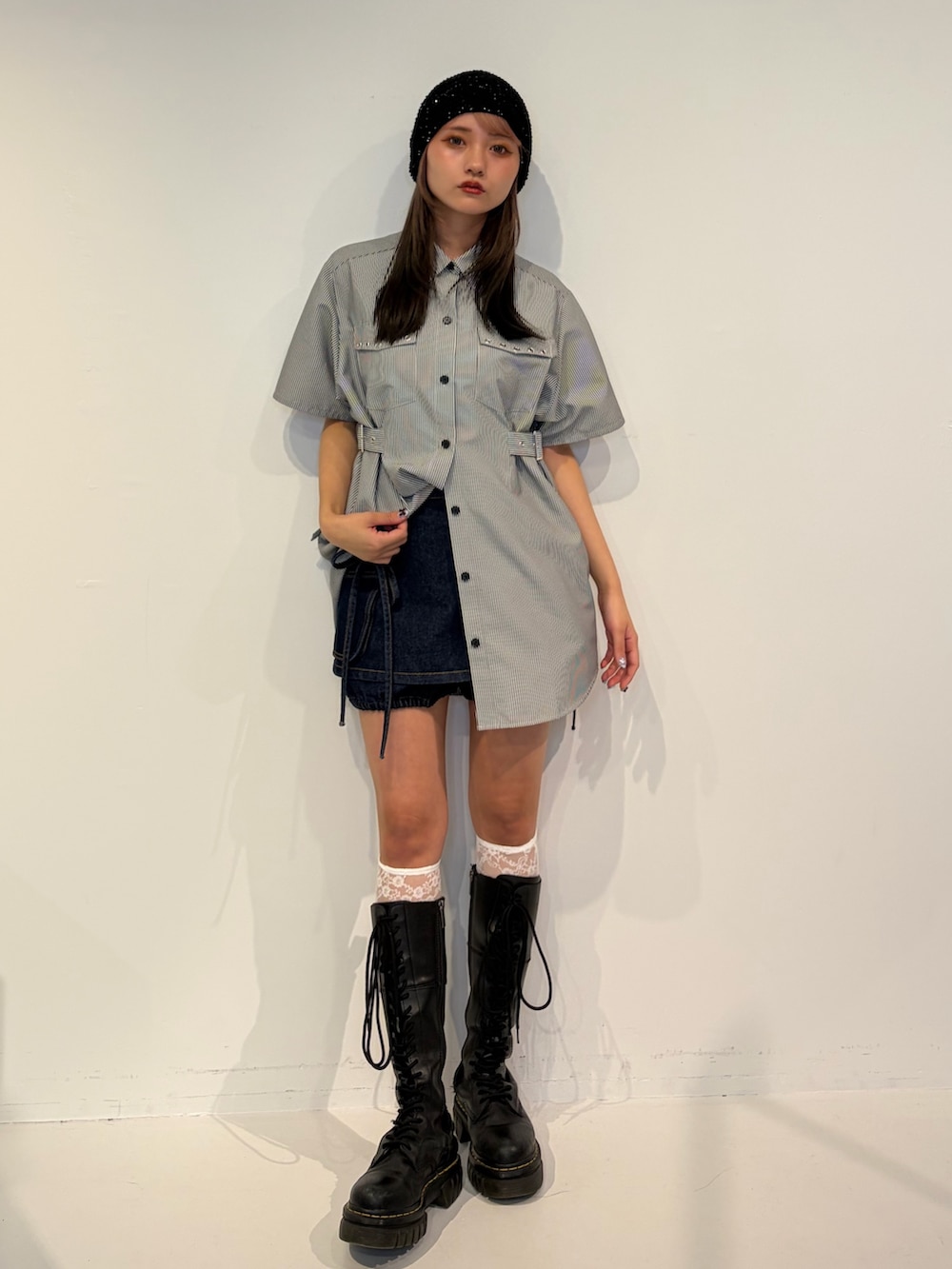 ブルー系のデニムパンツ、ブラック系のシャツ/ブラウス、ブラック系のニットキャップ/ビーニーを着用したレディースの春コーディネートの2枚目の写真