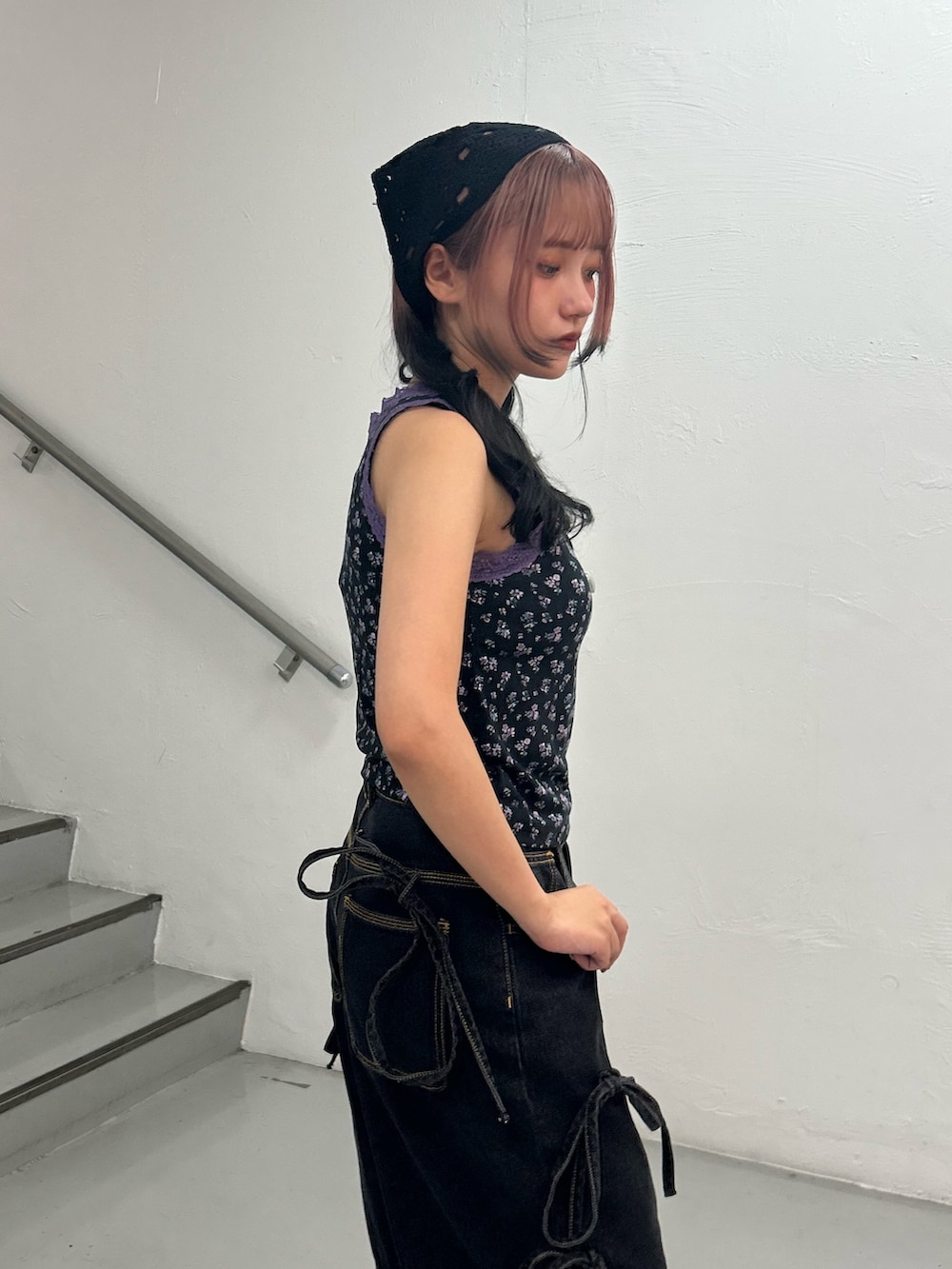 その他のタンクトップ、ブラック系のデニムパンツ、シルバー系のネックレスを着用したレディースの夏コーディネートの5枚目の写真