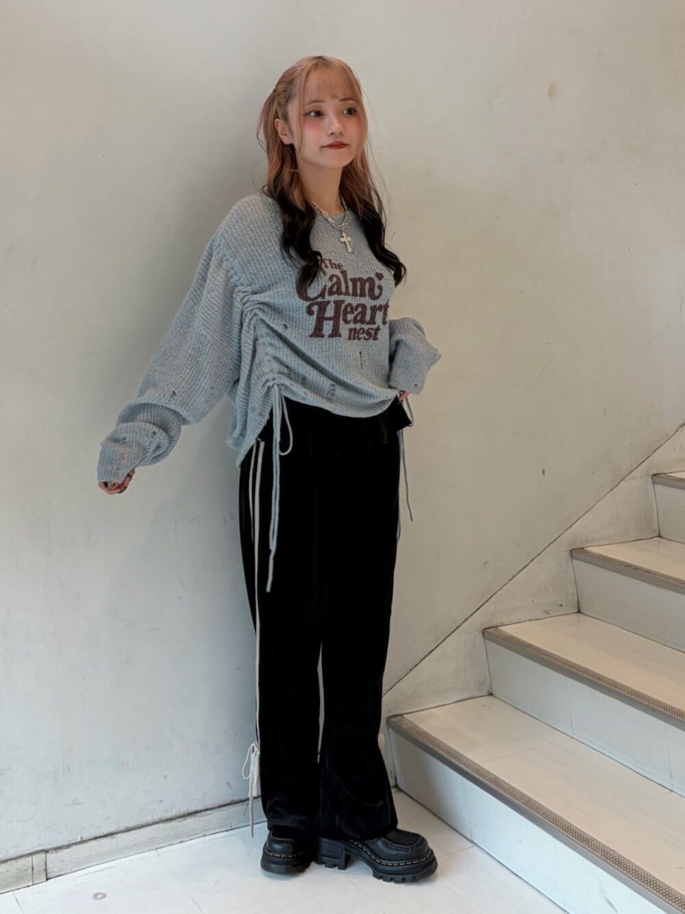 ブルー系のニット/セーター、ブラック系のその他パンツ、シルバー系のネックレスを着用したレディースの秋コーディネートの2枚目の写真