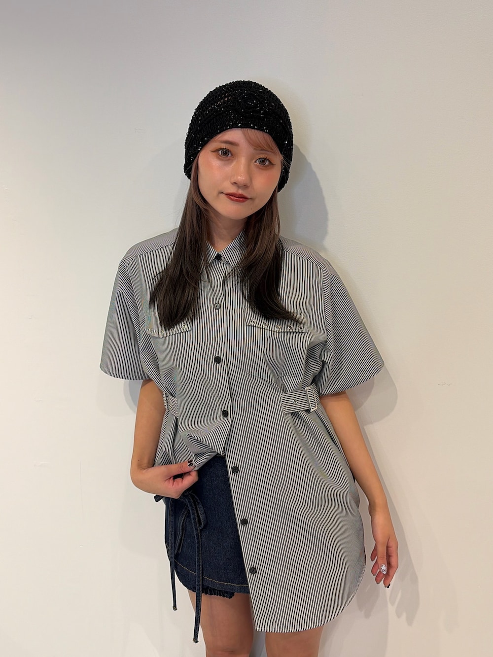 ブルー系のデニムパンツ、ブラック系のシャツ/ブラウス、ブラック系のニットキャップ/ビーニーを着用したレディースの春コーディネートの5枚目の写真