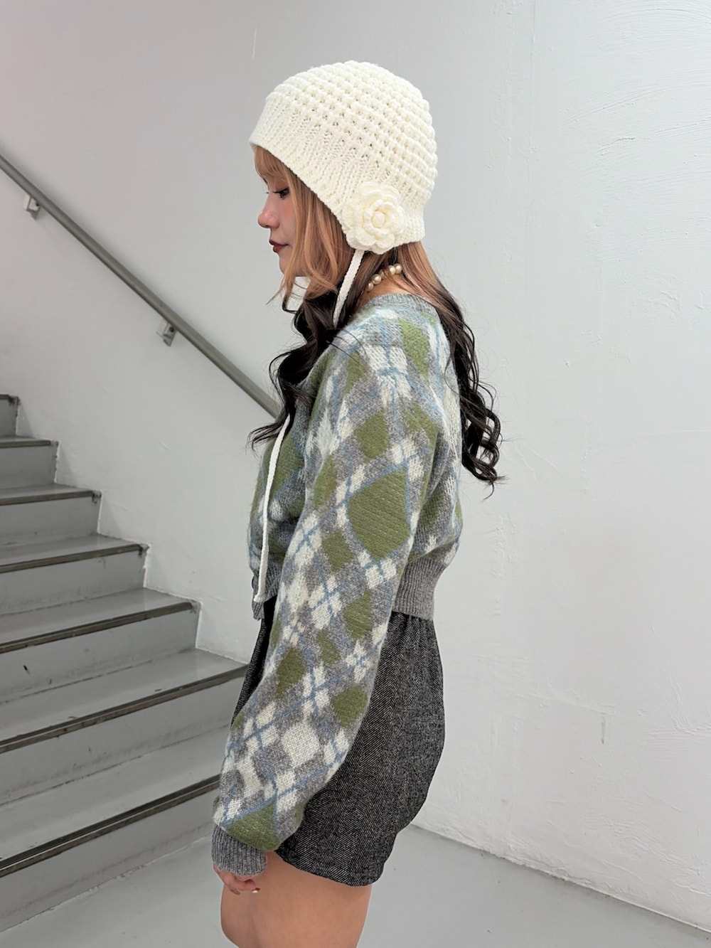 グレー系のカーディガン/ボレロ、グレー系のその他パンツ、ホワイト系のニットキャップ/ビーニーを着用したレディースの秋コーディネートの5枚目の写真