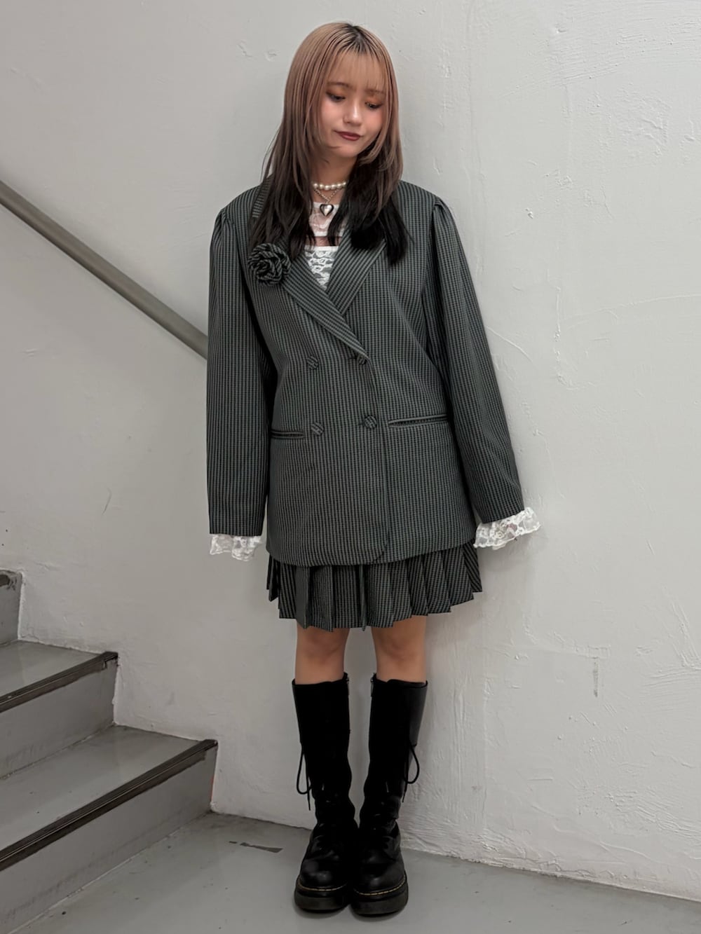 その他のテーラードジャケット、その他のスカート、ホワイト系のTシャツ/カットソーを着用したレディースの春コーディネートの5枚目の写真