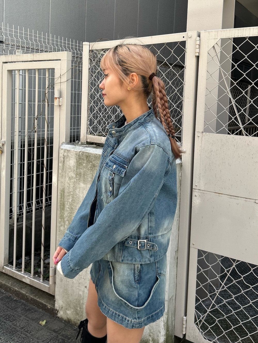 ブルー系のデニムジャケット、ブルー系のデニムスカート、ホワイト系のTシャツ/カットソーを着用したレディースの冬コーディネートの5枚目の写真