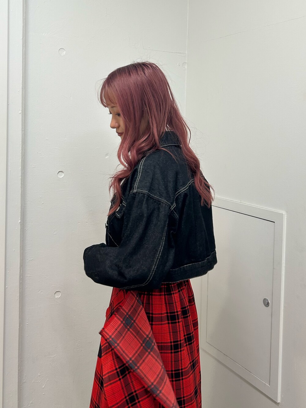 ブラック系のワンピース、レッド系のスカート、ブラック系のTシャツ/カットソーを着用したレディースの春コーディネートの6枚目の写真