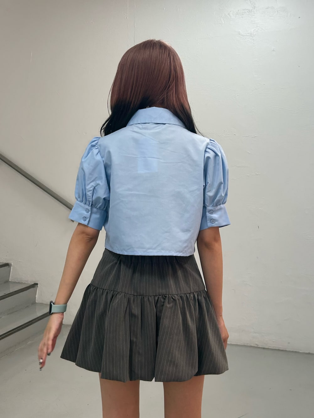 ブルー系のシャツ/ブラウス、グレー系のスカート、ホワイト系のチョーカーを着用したレディースの夏コーディネートの6枚目の写真