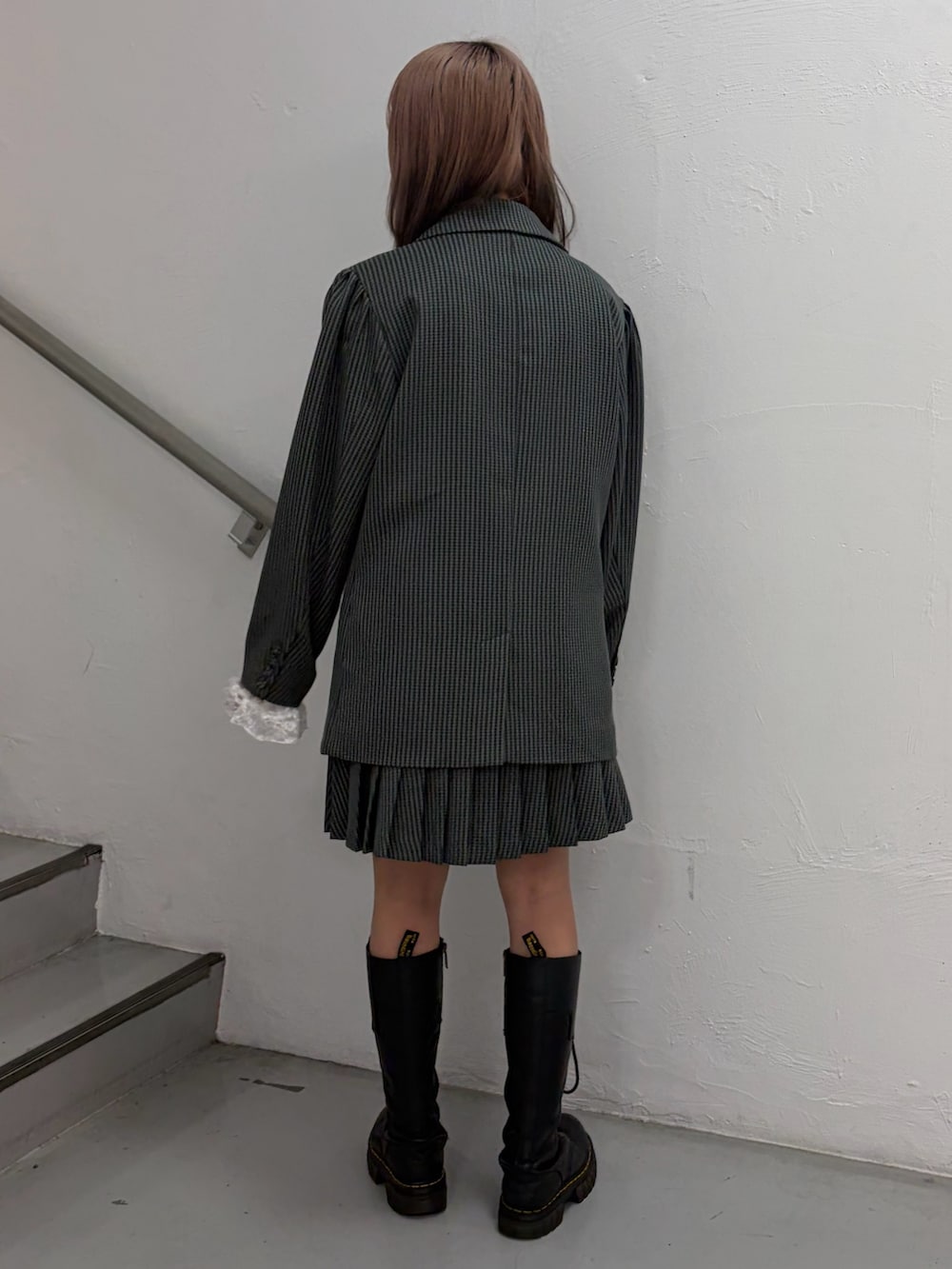 その他のテーラードジャケット、その他のスカート、ホワイト系のTシャツ/カットソーを着用したレディースの春コーディネートの4枚目の写真