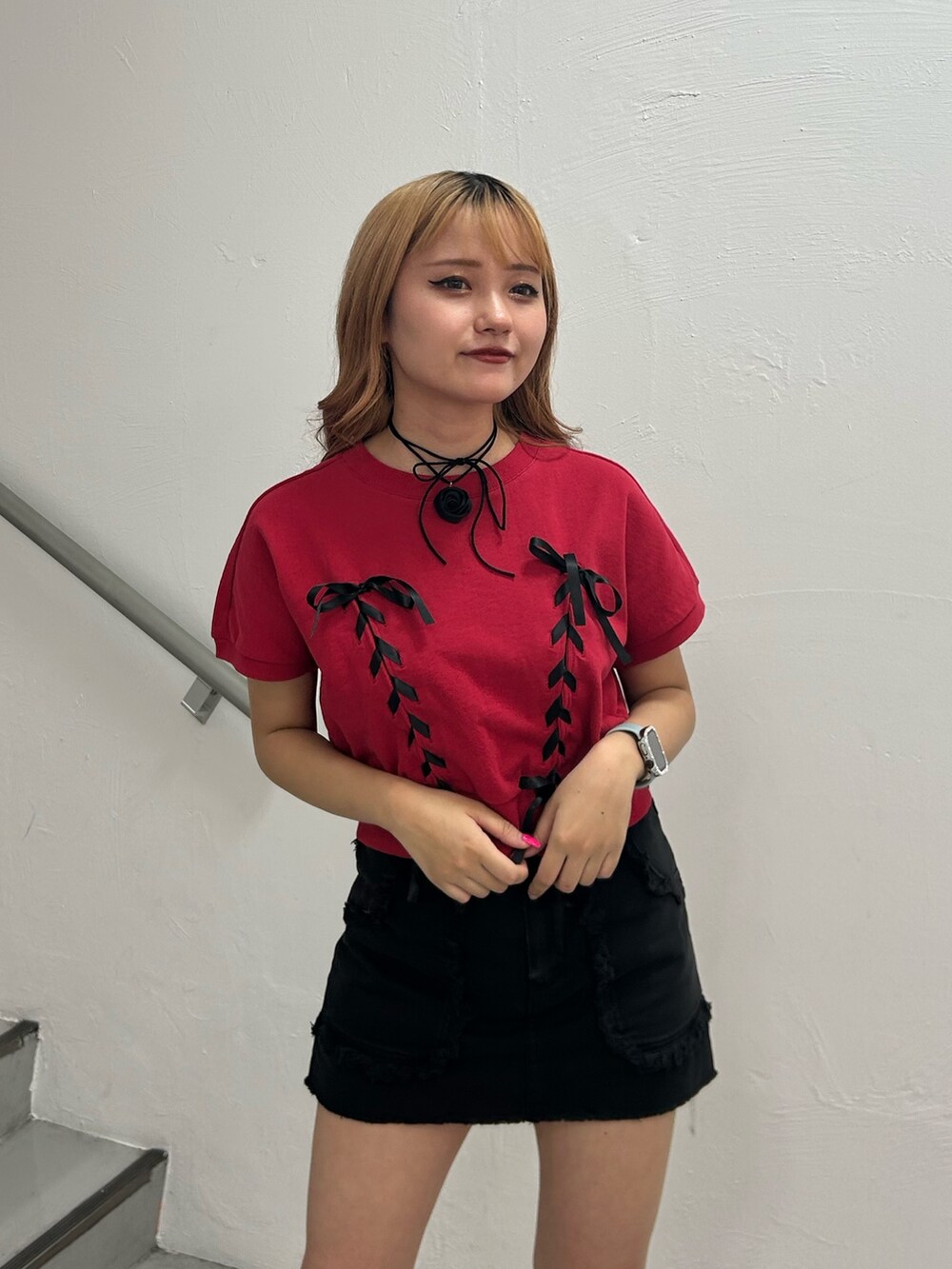 レッド系のTシャツ/カットソー、ブラック系のスカート、ブラック系のバレエシューズを着用したレディースの夏コーディネートの4枚目の写真