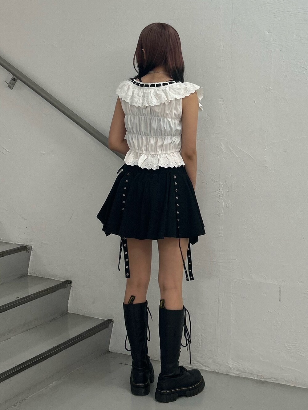 ホワイト系のシャツ/ブラウス、ブラック系のスカート、その他のネックレスを着用したレディースの夏コーディネートの3枚目の写真