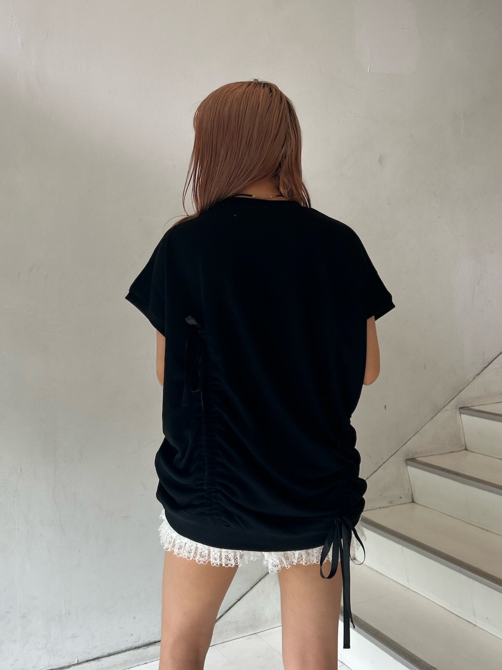 ブラック系のTシャツ/カットソー、ホワイト系のその他パンツ、ゴールド系のチョーカーを着用したレディースの春コーディネートの6枚目の写真